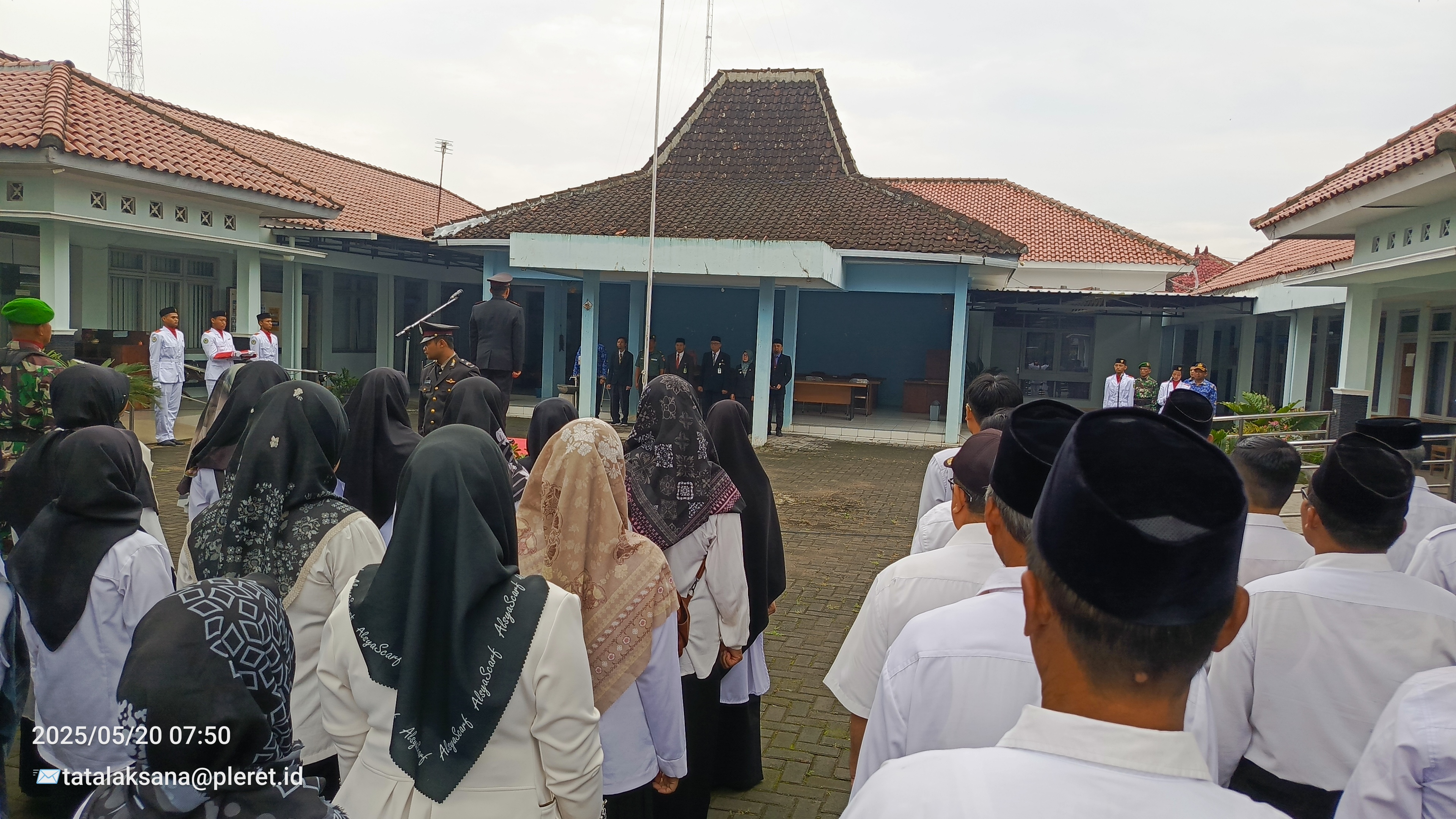 Undangan Upacara Bendera (Pakaian Pamong Kalurahan : Atasan Putih, Bawahan Hitam Kain) Undangan Upacara Bendera (Pakaian Pamong Kalurahan : Atasan Putih, Bawahan Hitam Kain)
