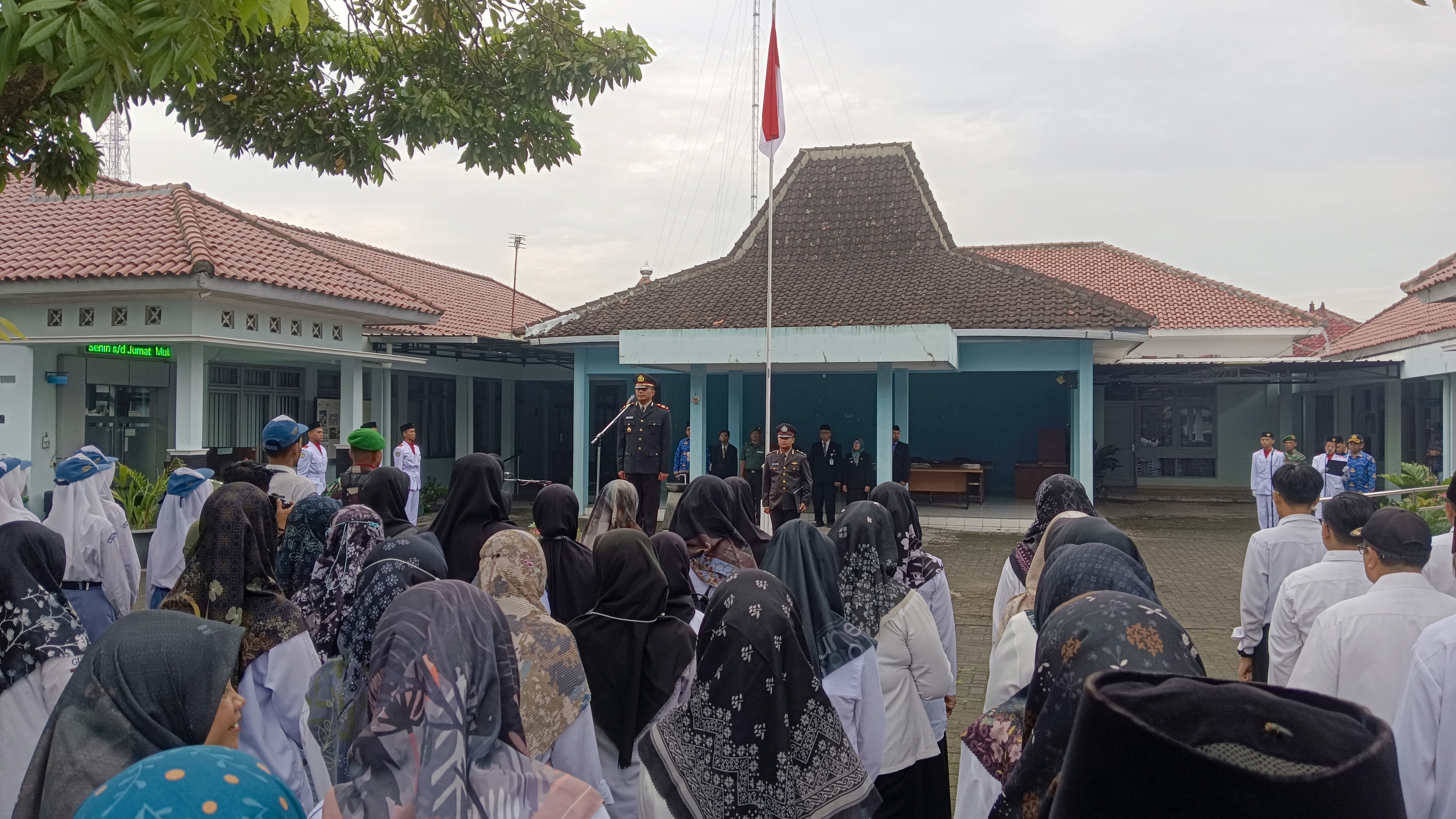 Undangan Upacara Bendera (Pakaian Pamong Kalurahan : Atasan Putih, Bawahan Hitam Kain) Undangan Upacara Bendera (Pakaian Pamong Kalurahan : Atasan Putih, Bawahan Hitam Kain)
