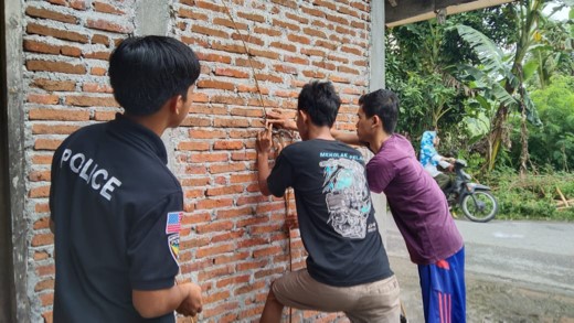 Menerima Bantuan Cat dan Proses Menghias